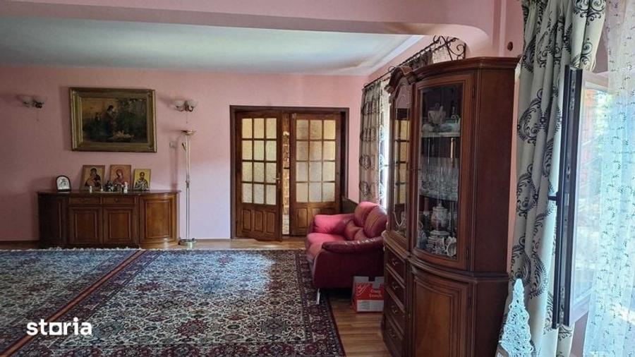 Casă cu 4 camere cu Teren 420 Mp în Central