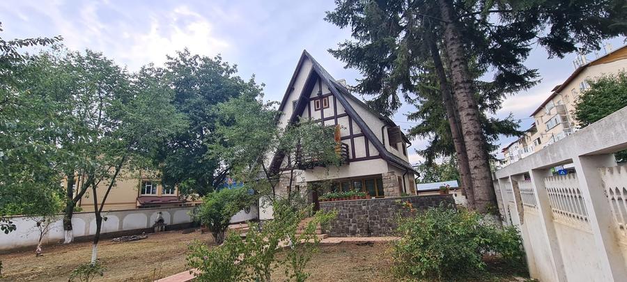 Casă individuală cu 7 camere cu Canalizare în Central