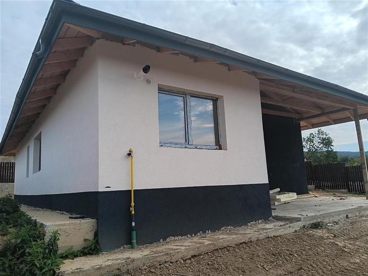 Casă individuală cu 4 camere cu Teren 450 Mp în Bârnova