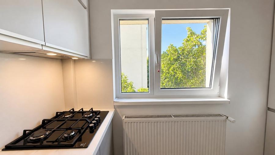 Apartament cu 3 camere semidecomandat, mobilat în Dristor