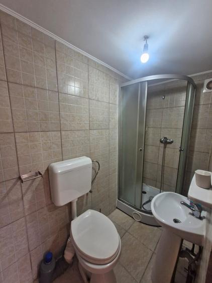 Casă individuală cu 6 camere cu Canalizare în Central