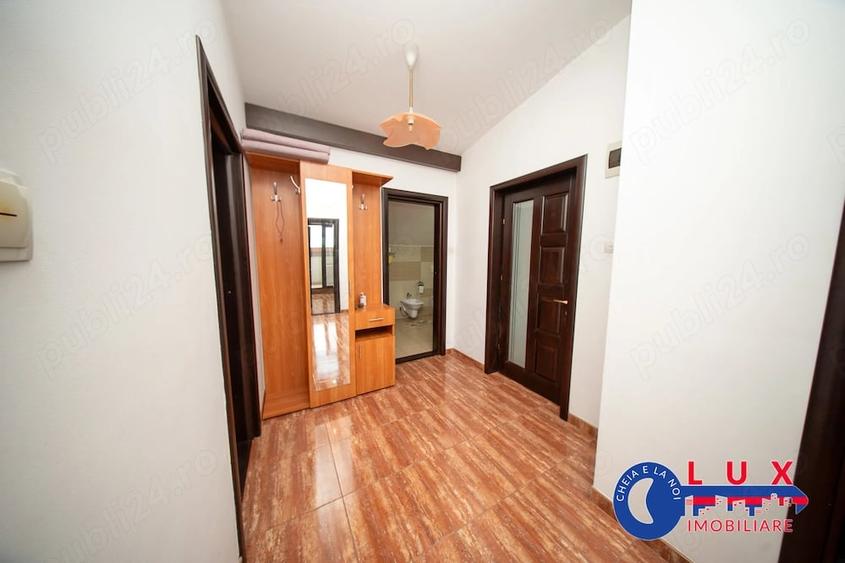 Apartament cu 3 camere decomandat în Neptun