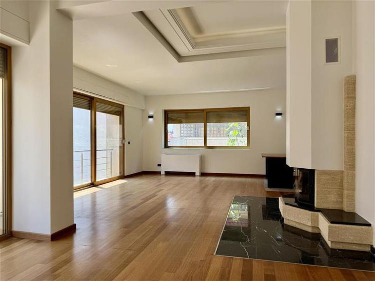 Apartament cu 5 camere decomandat în Primăverii