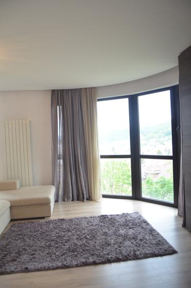 Apartament cu 3 camere decomandat în Dealul Cetății