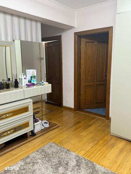 Apartament cu 3 camere decomandat în Calea București
