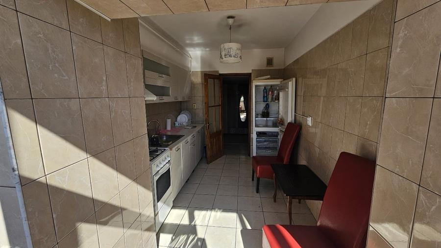 Apartament cu 3 camere decomandat, mobilat în Baza 3
