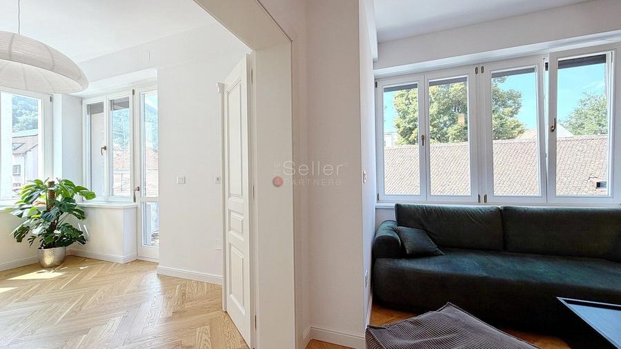 Apartament cu 3 camere semidecomandat, mobilat în Central