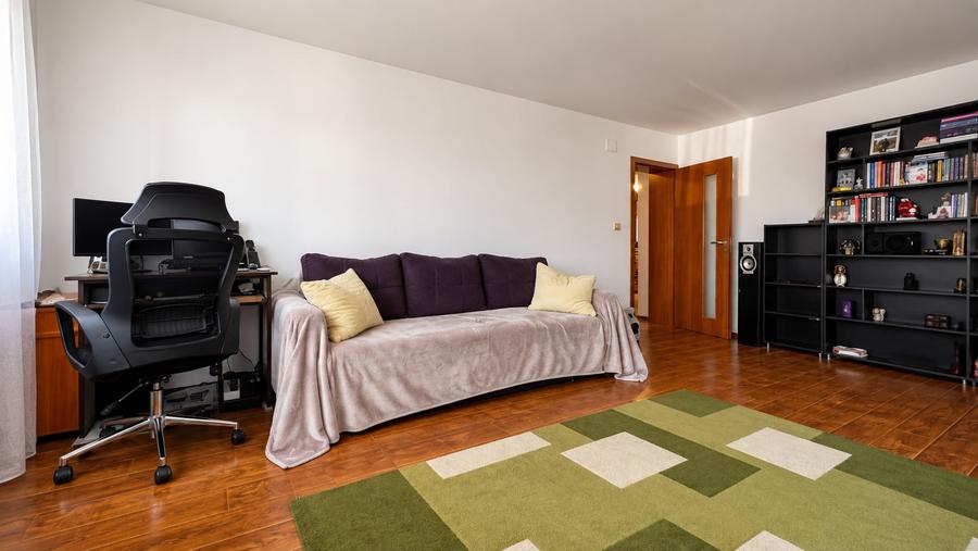Apartament cu 3 camere semidecomandat în Braytim