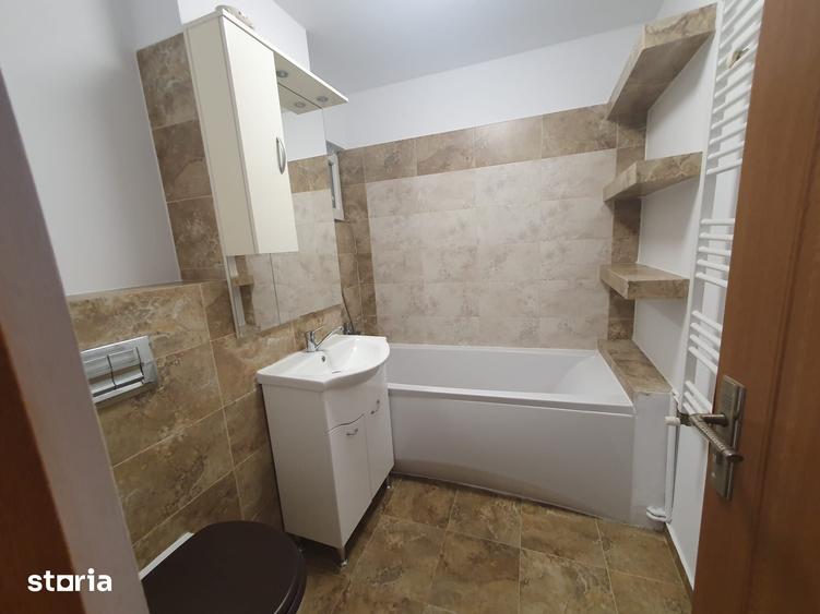 Apartament cu 3 camere decomandat în Est