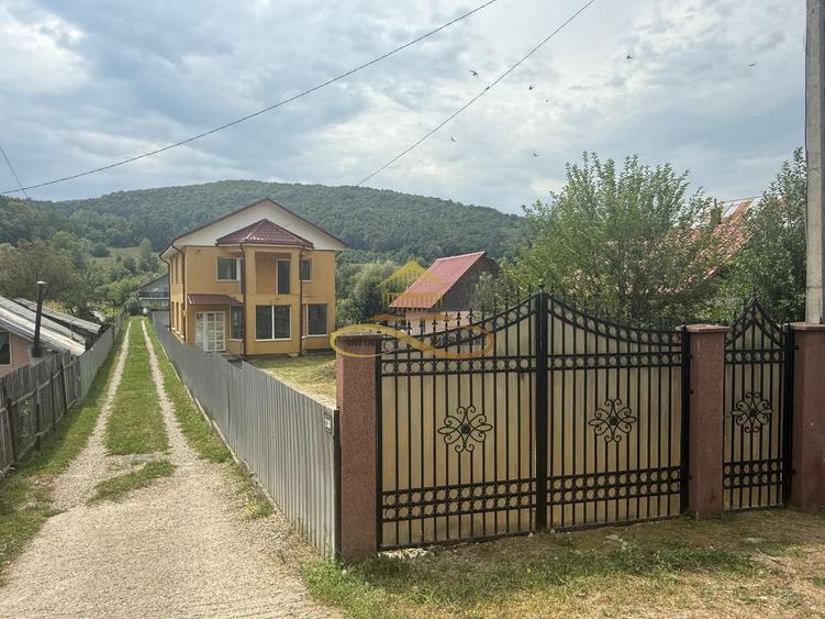 Casă individuală cu 5 camere cu Canalizare în Luncani