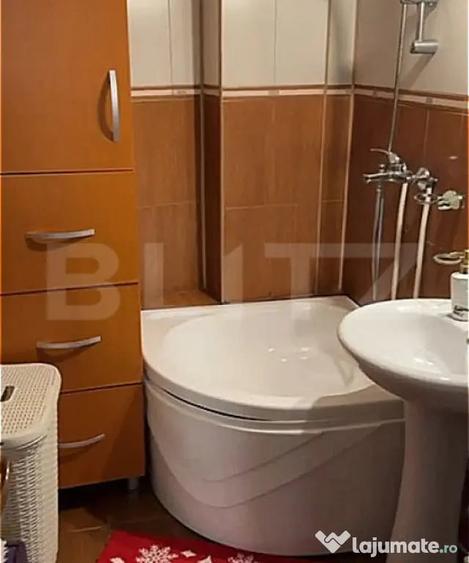 Apartament cu 3 camere decomandat în Democrației