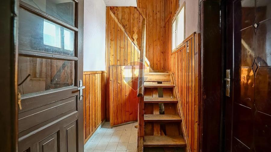 Casă cu 6 camere cu Teren 1915 Mp în Bran