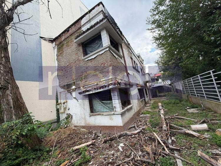 Casă individuală cu 8 camere cu Canalizare în Dorobanți