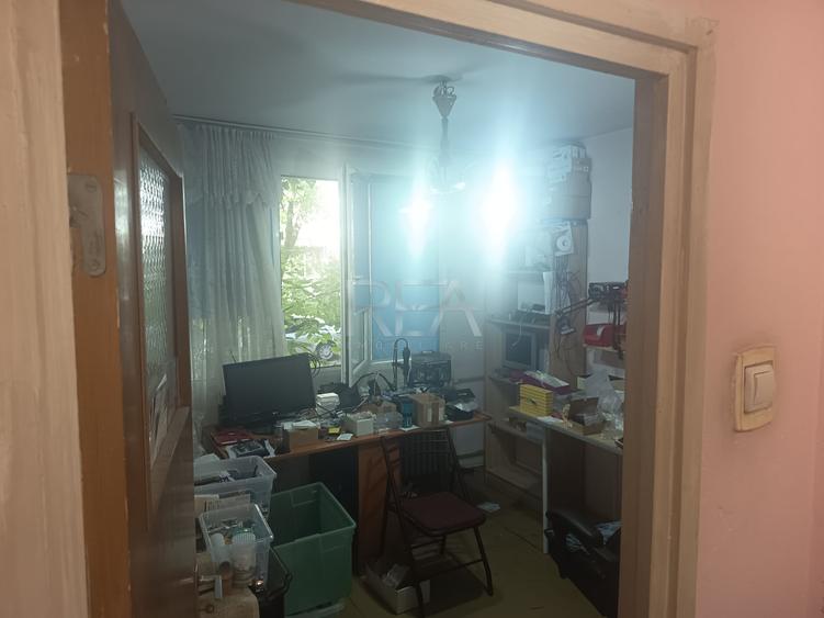 Apartament cu 3 camere semidecomandat în Berceni
