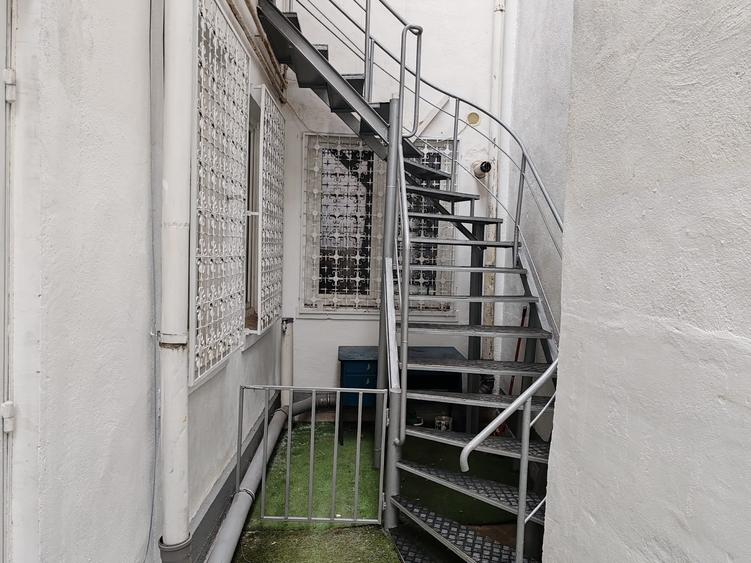 Apartament cu 3 camere semidecomandat, mobilat în Moșilor
