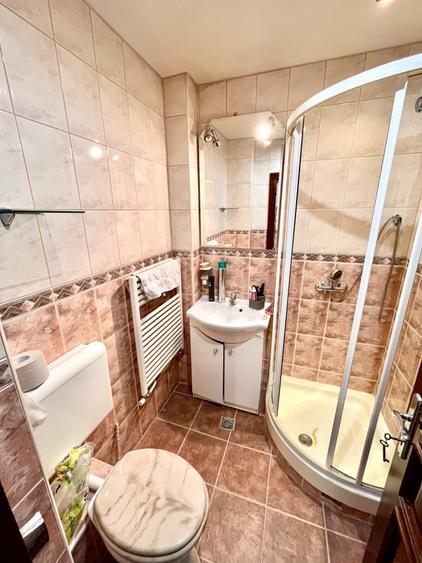 Apartament cu 4 camere semidecomandat, mobilat în Valea Aurie