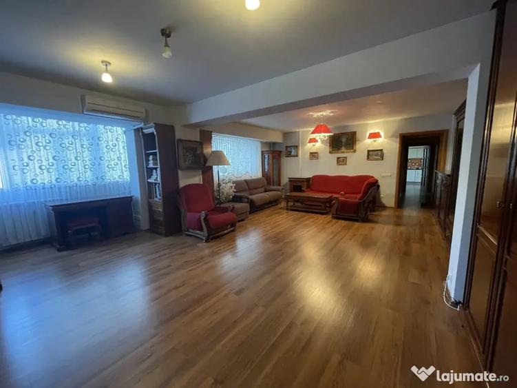Apartament cu 4 camere decomandat în Victoriei