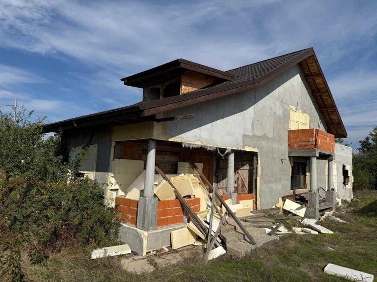 Casă cu 4 camere în Frumușani
