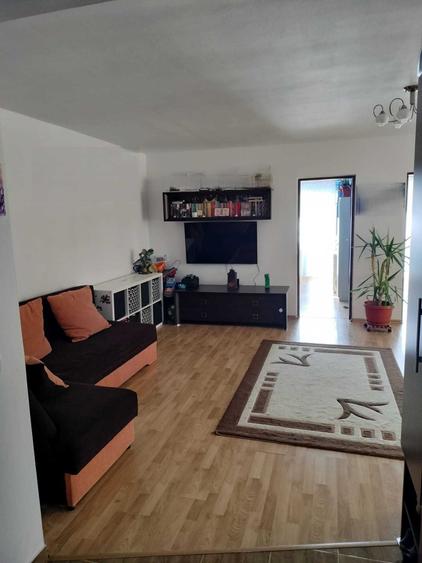 Apartament cu 3 camere decomandat în Exterior Vest