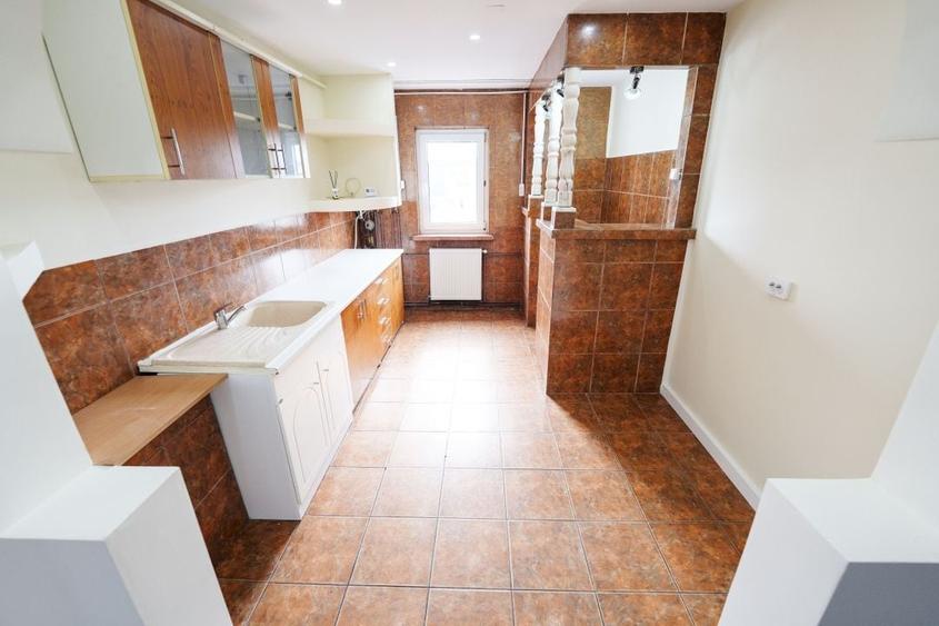 Apartament cu 4 camere decomandat, mobilat în Craiovița Nouă