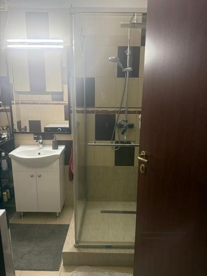 Apartament cu 4 camere semidecomandat, mobilat în Roșu
