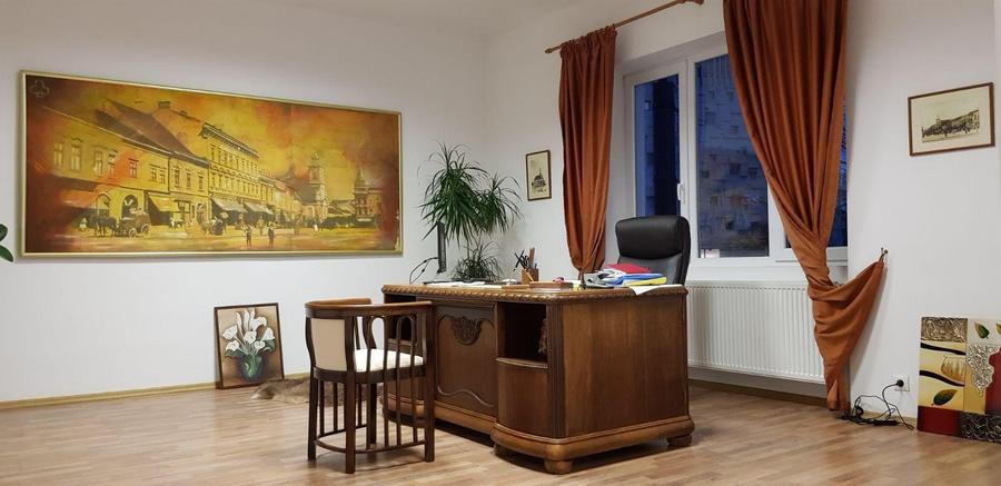 Apartament cu 4 camere semidecomandat în Central