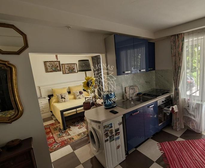 Apartament cu 3 camere semidecomandat în Vest