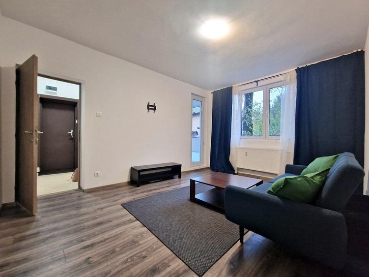 Apartament cu 3 camere semidecomandat, mobilat în Titan