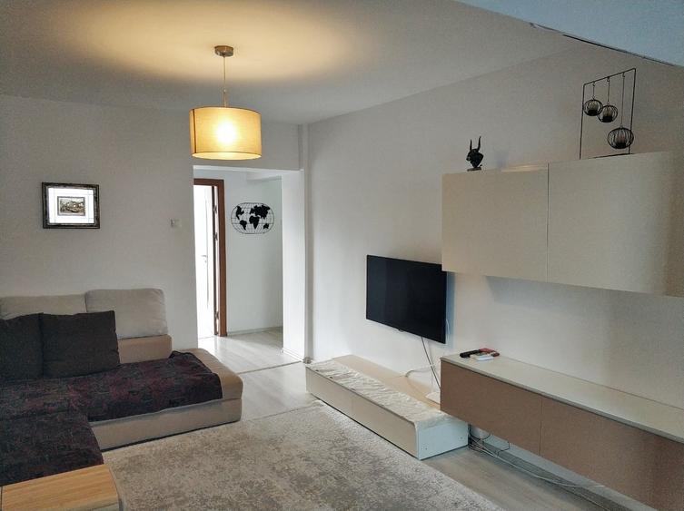 Apartament cu 3 camere decomandat în Delfinariu