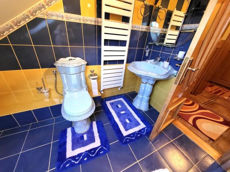 Casă cu 11 camere cu Teren 308 Mp în Exterior Vest