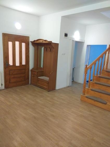 Casă individuală cu 5 camere cu Teren 229 Mp în Central