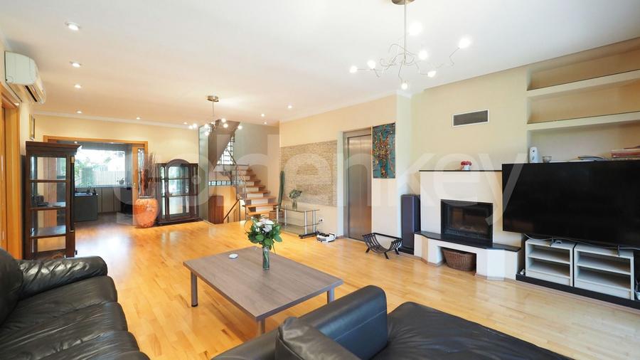 Duplex cu 6 camere cu Piscina în Iancu Nicolae