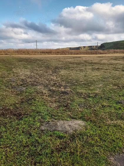 Casă cu 8 camere cu Teren 180000 Mp în Pietroiu