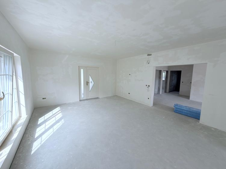 Casă individuală cu 4 camere cu Teren 600 Mp în Central