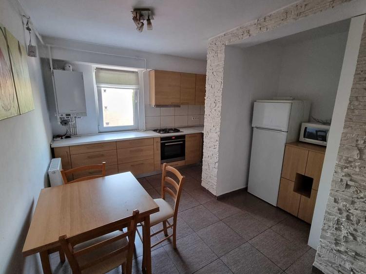 Apartament cu 3 camere decomandat în Tudor
