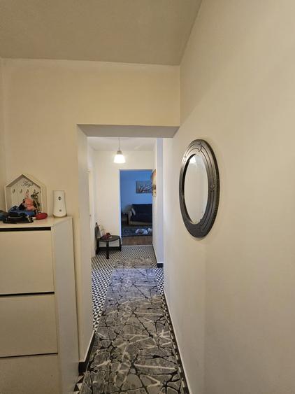 Apartament cu 4 camere semidecomandat, mobilat în Teiul Doamnei