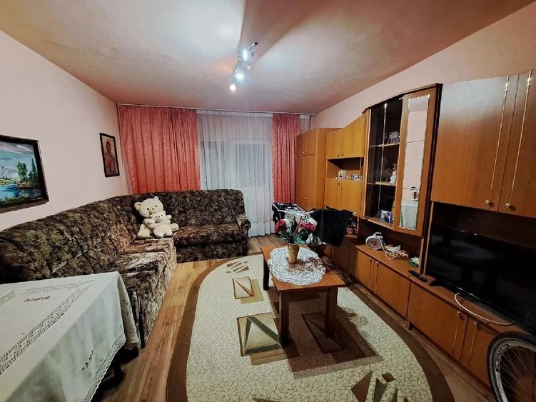 Apartament cu 3 camere decomandat în Dârste