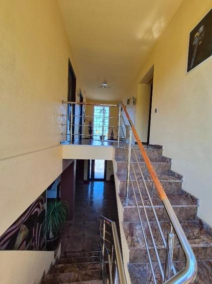Casă individuală cu 7 camere cu Canalizare în Bucium
