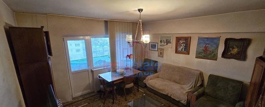 Apartament cu 4 camere decomandat în Filiași