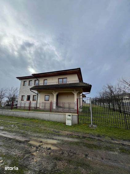 Casă cu 4 camere cu Teren 1433 Mp în Burdea