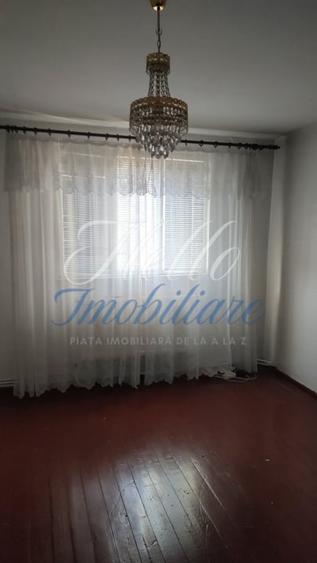 Casă individuală cu 4 camere cu Canalizare în Dâmbul Rotund