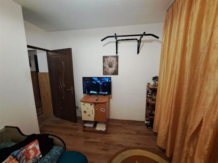 Apartament cu 3 camere decomandat, mobilat în Noua