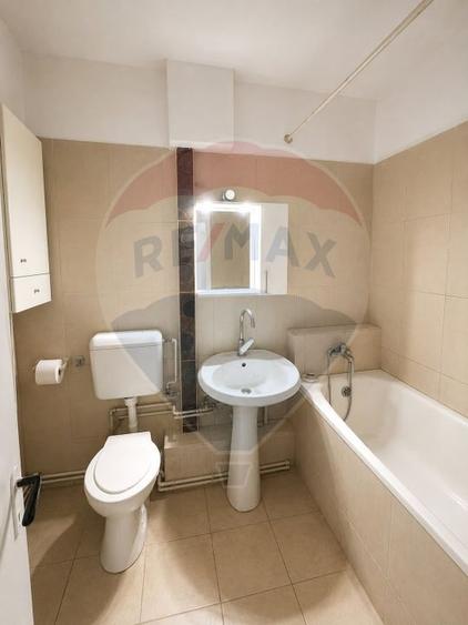Apartament cu 3 camere decomandat, mobilat în Capitol