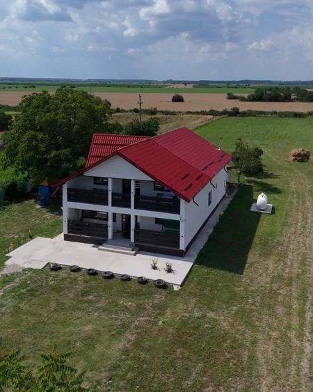 Casă individuală cu 7 camere cu Canalizare în Crevedia