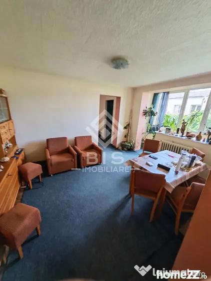 Apartament cu 3 camere semidecomandat în Decebal