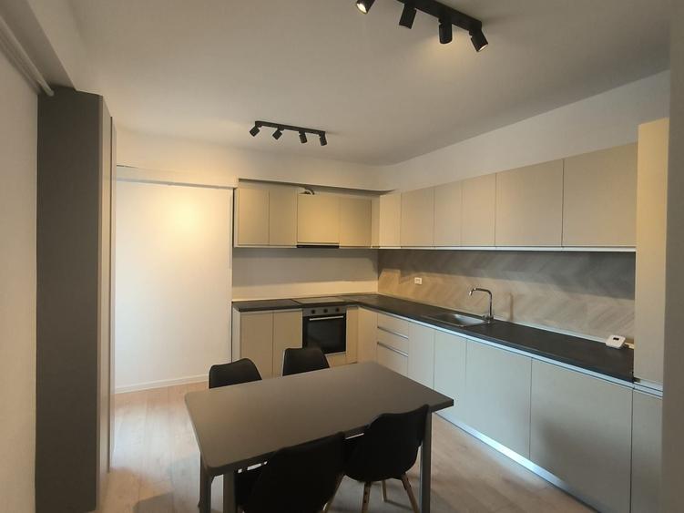 Apartament cu 3 camere decomandat, mobilat în Politehnica