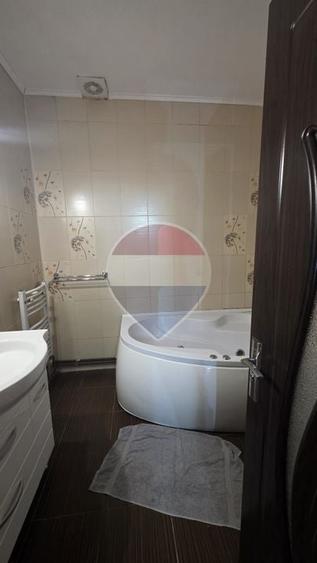 Apartament cu 3 camere decomandat, mobilat în Podu Roș