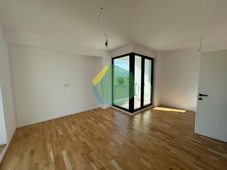 Duplex cu 6 camere cu Piscina în Nord-Est