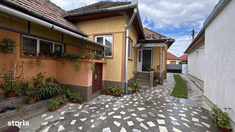 Casă cu 4 camere în Central