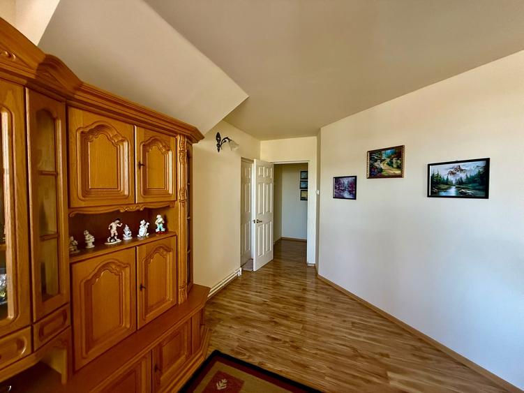 Casă cu 10 camere cu Teren 650 Mp în Călugareni